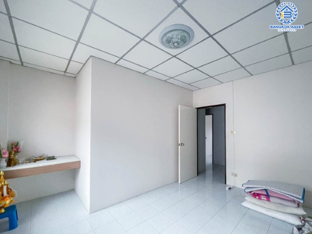 *****ทาวน์เฮ้าส์มือสองย่านกรุงเทพมหานคร ม.บ้านงาม พระยาสุเรนทร์ 30 หลังมุม! บนเนื้อที่ 17 ตร.ว. ฟังก์ชัน 2 ห้องนอน 2 ห้องน้ำ 1 ที่จอดรถ โครงการอยู่ในแหล่งชุมชนสะดวก หาของกินง่าย เดินทางง่าย รายล้อมด้วยสิ่งอำนวยความสะดวก ใกล้แฟชั่นไอส์แลนด์ จองเลย!